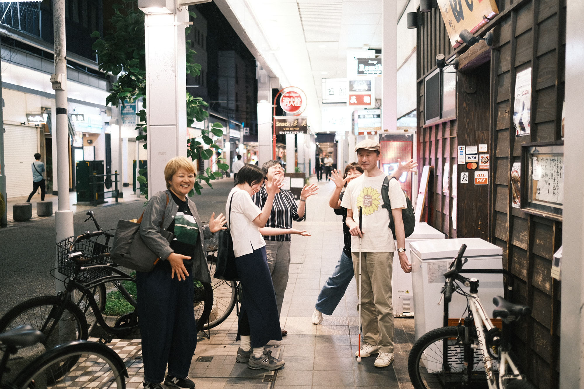 「でんじ」を出たところで、参加者の皆とおちゃらけている写真。楽しそう。